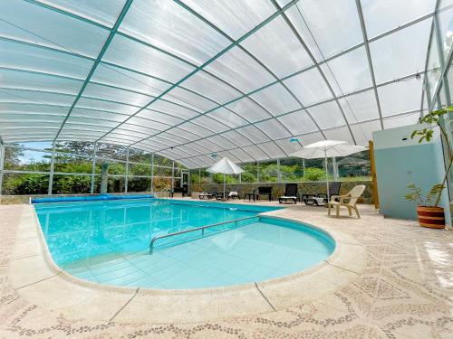 ChachagüíHOTEL PANORAMA SOL的一个带玻璃屋顶的大型游泳池