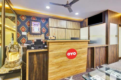 une chambre avec un comptoir sans panneau. dans l'établissement OYO Flagship 13636 Hotel Srinika Grand NEAR Shamshabad Airport, à Shamshabad