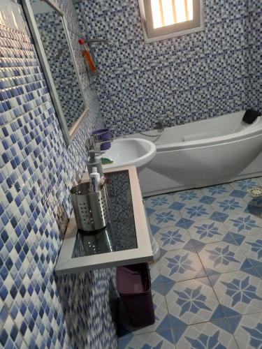 a bathroom with a sink and a toilet and a tub at Chambre privée meublée climatisée in Ziguinchor
