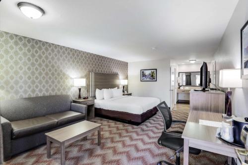 um quarto de hotel com uma cama e um sofá em Best Western Plus Sonora Oaks Hotel and Conference Center em Sonora