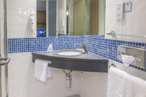 Bilik mandi di Holiday Inn Express Kettering by IHG