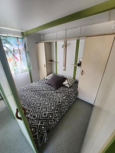 - une vue sur une chambre avec un lit dans l'établissement Chalet, à Petreto-Bicchisano