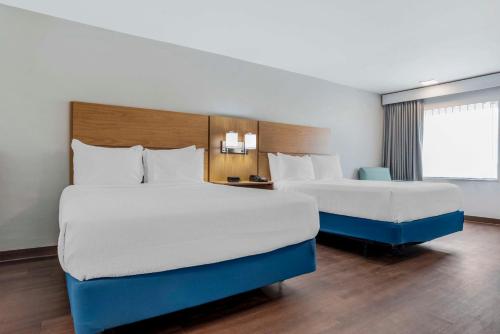 Katil atau katil-katil dalam bilik di Chateau Beachfront Hotel, a By the Sea Resort