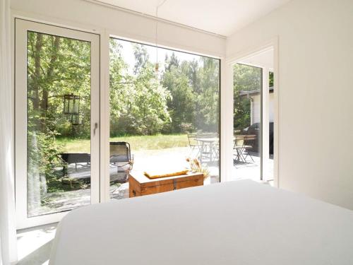 - une chambre avec une grande fenêtre donnant sur un patio dans l'établissement Holiday home Nykøbing Sj V, à Nykøbing Sjælland