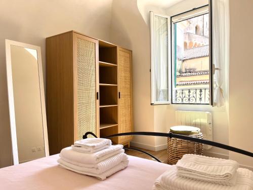 Una habitación con una cama con toallas blancas. en Da I Ciarui casa vacanze, en Dolceacqua