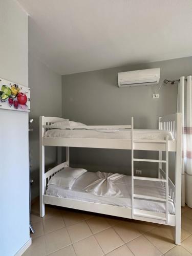Uma ou mais camas em beliche em um quarto em Solei Apartments
