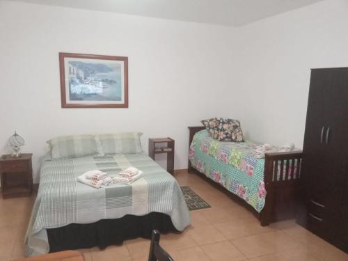 1 dormitorio con 1 cama, 1 sofá y 1 silla en Casa Giovanini II en Puerto Iguazú