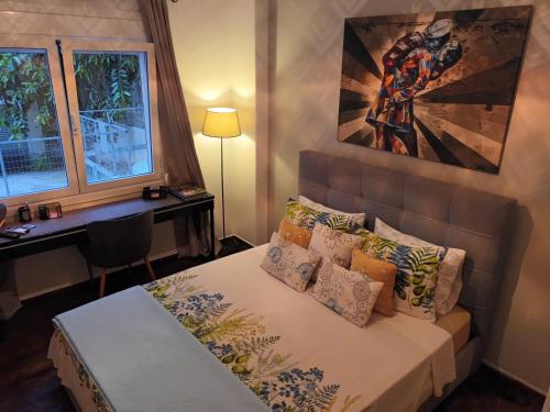 una camera con letto, scrivania e quadro di Alexandras Metro Studio&200mbps ad Atene
