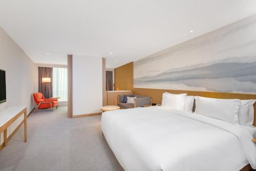 Postel nebo postele na pokoji v ubytování Crowne Plaza Zhuhai City Center by IHG - offers free one-way shuttle to Chimelong Ocean Kingdom