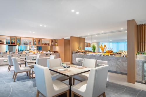Posezení v ubytování Crowne Plaza Zhuhai City Center by IHG - offers free one-way shuttle to Chimelong Ocean Kingdom