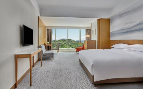 TV a/nebo společenská místnost v ubytování Crowne Plaza Zhuhai City Center by IHG - offers free one-way shuttle to Chimelong Ocean Kingdom