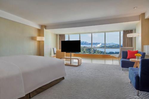 TV a/nebo společenská místnost v ubytování Crowne Plaza Zhuhai City Center by IHG - offers free one-way shuttle to Chimelong Ocean Kingdom