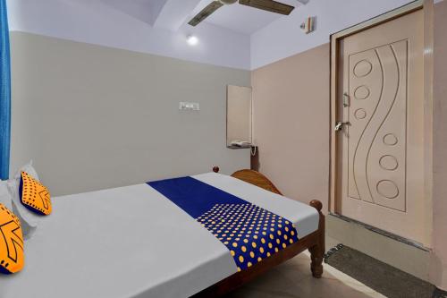 a bedroom with a bed and a door and a door at SPOT ON Canton Lodging And Boarding in Bangalore