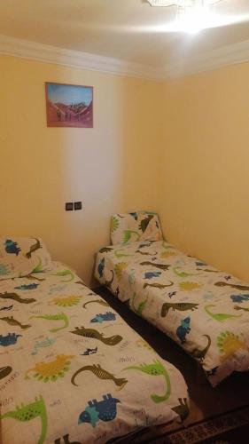 阿加迪爾的住宿－Le surf cap ghir，一间卧室配有一张床和被子