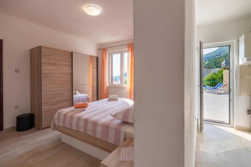 Posteľ alebo postele v izbe v ubytovaní NAVIS Sea View Apartment with pool