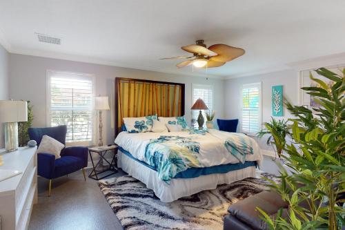 ein Schlafzimmer mit einem Bett und einem Deckenventilator in der Unterkunft Blue Sunset in Bonita Springs