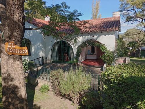 ein Haus mit einem Schild davor in der Unterkunft Monoambiente El Sosiego in Alta Gracia