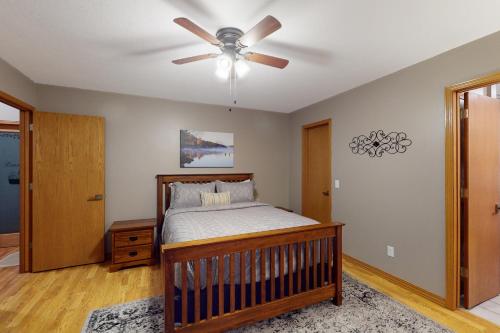 1 dormitorio con 1 cama y ventilador de techo en Holiday Island Hideaway en Holiday Island