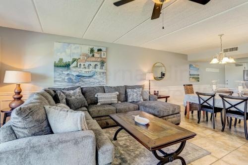 sala de estar con sofá y mesa en Steps to Oceanside Condo en Amelia Island