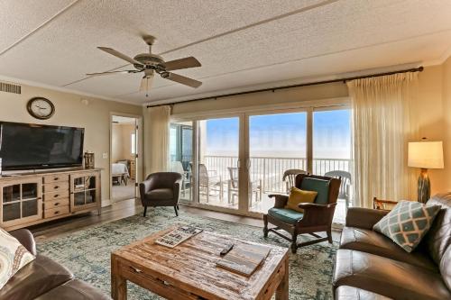 uma sala de estar com um sofá e uma televisão em Oceanview Upper Unit Condo em Amelia Island