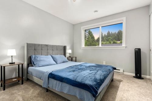 1 dormitorio con cama y ventana en Luxury 4BD/3BA Kirkland Retreat en Kirkland
