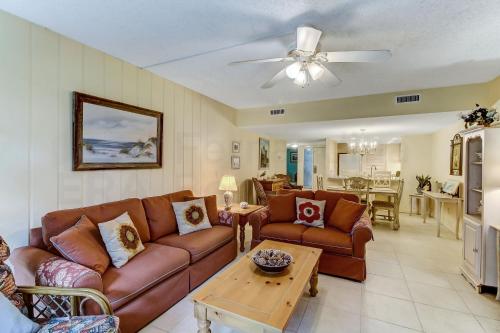 Sala de estar con 2 sofás y mesa en DogFriendly Beachwood Condo, en Fernandina Beach