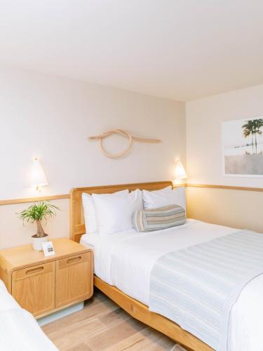 a hotel room with two beds and two lamps at The Ryder Hotel in Charleston