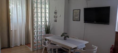 Μια τηλεόραση ή/και κέντρο ψυχαγωγίας στο Apartman Campo