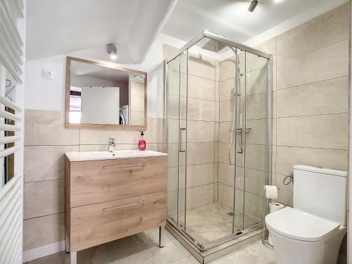 une salle de bain avec une douche, un lavabo et des toilettes dans l'établissement Studio 7b classé 3 étoiles climatisé à 2 mn du Port byLaConciergerie13, à La Ciotat