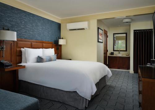 Una cama o camas en una habitación de Hotel Abrego