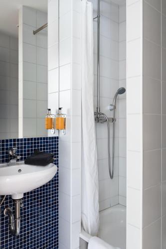 a bathroom with a sink and a shower at Dalahótel in Laugar