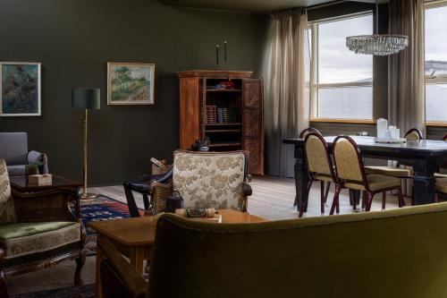a living room with a table and chairs at Dalahótel in Laugar