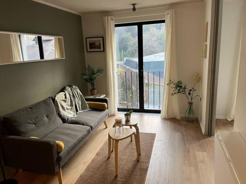 sala de estar con sofá y mesa en Departamento Barrio Lastarria, en Santiago