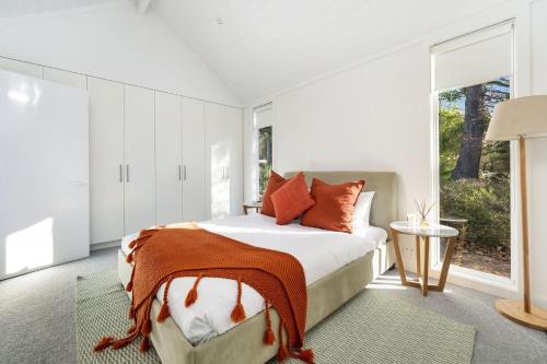 - une chambre avec un lit et une grande fenêtre dans l'établissement Black Cockatoo Burradoo, à Burradoo