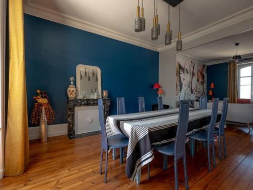 une salle à manger avec des murs bleus et une table et des chaises dans l'établissement Appartement Haut de Gamme Centre-Ville, 50m Plage, Parking Privé, 4 Couchages - FR-1-197-552, à Les Sables-dʼOlonne