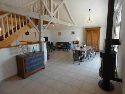 un salon avec une table et une salle à manger dans l'établissement Maison rénovée de 112m², 4 chambres, à 800m des plages, avec jardin, proche commerces. - FR-1-540-188, à Notre-Dame-de-Monts