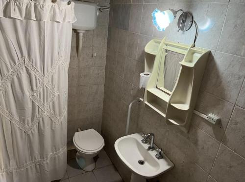 Phòng tắm tại Amplia casa en zona centro