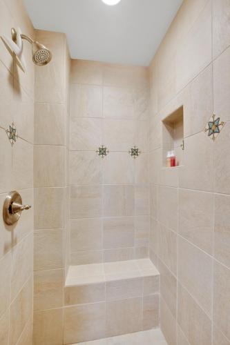 Bilik mandi di Spanish Style Cozy Studio