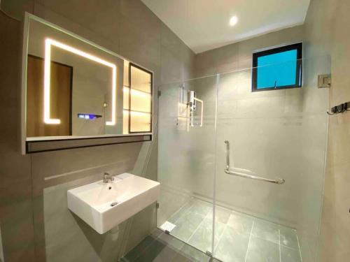 古晉的住宿－Armadale Residence 3R3B Gala City Airport，一间带水槽、镜子和淋浴的浴室
