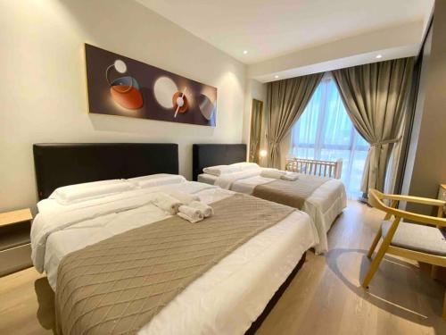古晉的住宿－Armadale Residence 3R3B Gala City Airport，酒店客房设有两张床和窗户。