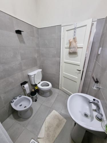 a bathroom with a toilet and a sink at Casa Céntrica con acceso autónomo in Rafaela
