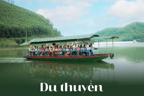 a group of people on a boat in the water at KHU DU LỊCH SINH THÁI HÒN MÁT in Vĩnh Yên