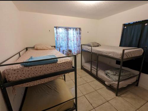 Cette chambre comprend 3 lits superposés. dans l'établissement MiLuSol, à Miami