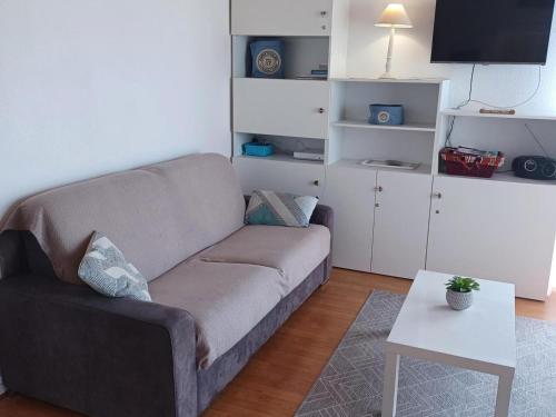 un salon avec un canapé et une table dans l'établissement Charmant T3 avec piscine, proche plage - Port des Minimes, La Rochelle - FR-1-551-69, à La Rochelle