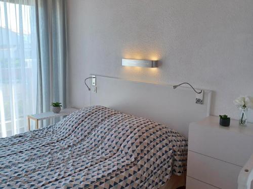 une chambre blanche avec un lit et une fenêtre dans l'établissement Charmant T3 avec piscine, proche plage - Port des Minimes, La Rochelle - FR-1-551-69, à La Rochelle