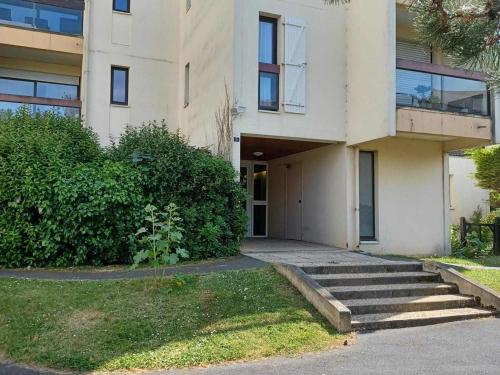 - un bâtiment avec une porte et des escaliers devant dans l'établissement Charmant T3 avec piscine, proche plage - Port des Minimes, La Rochelle - FR-1-551-69, à La Rochelle