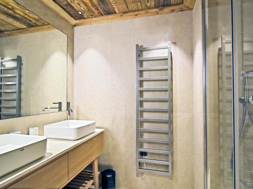 een badkamer met een wastafel en een spiegel bij Appartement Méribel, 5 pièces, 10 personnes - FR-1-613-44 in Méribel