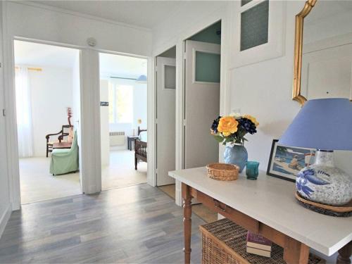 Appartement lumineux pour famille à Royan, quartier calme près du marché, balcon et parking gratuit - FR-1-738-26