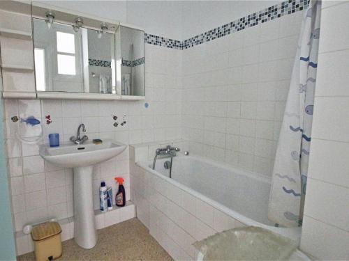 une salle de bain avec un lavabo et une baignoire et un lavabo dans l'établissement Appartement lumineux pour famille à Royan, quartier calme près du marché, balcon et parking gratuit - FR-1-738-26, à Royan
