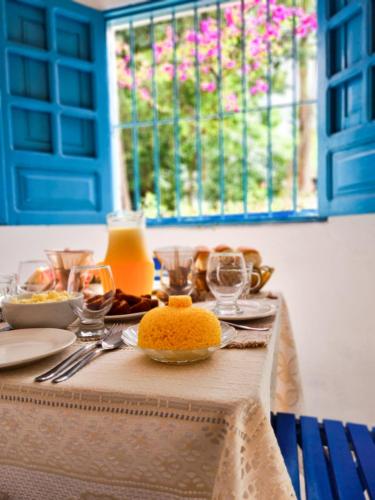 uma mesa com comida e bebidas em cima em Casa Igarassu em Igarassu